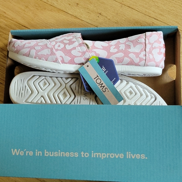 Toms Shoes - RARE!!! NWT Pink & White Leopard Toms Ortholite